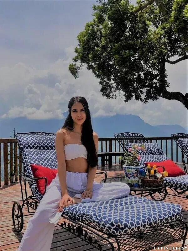 Stefania Profile image 4