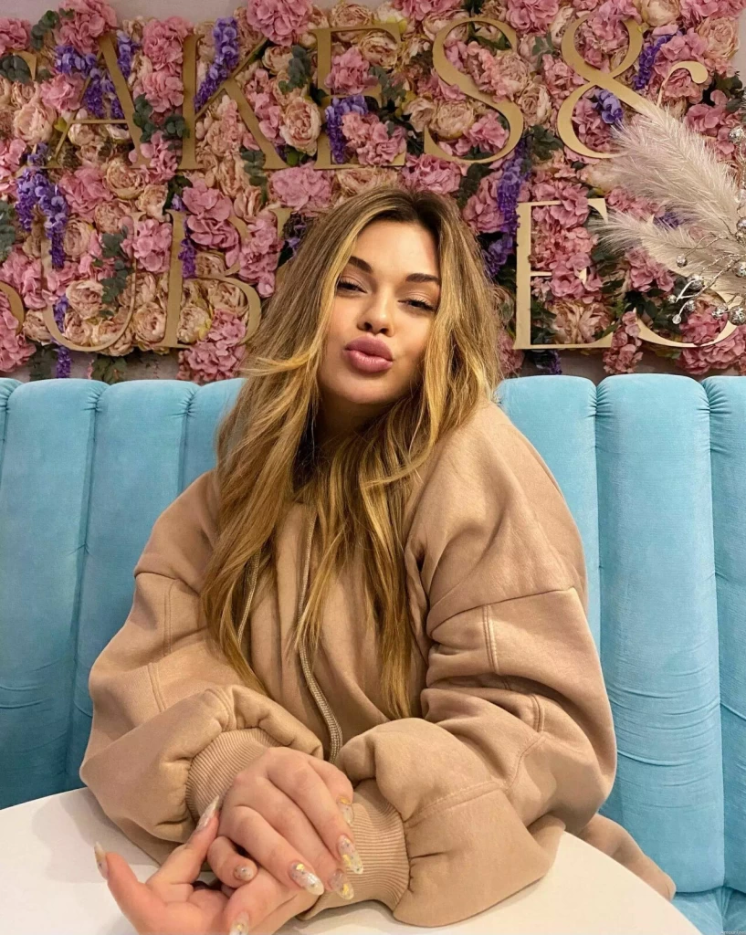 Olena Profile image 5