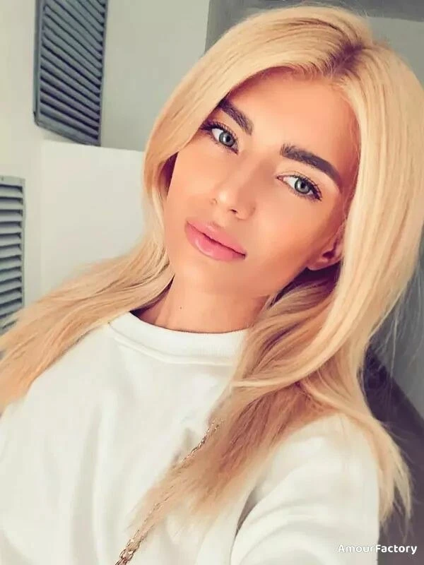 Iulia Profile image 4