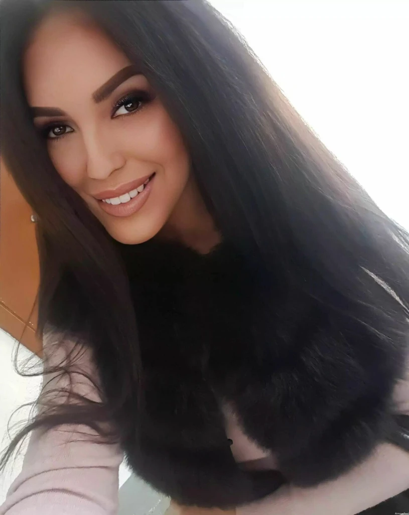 Iulia Profile image 4