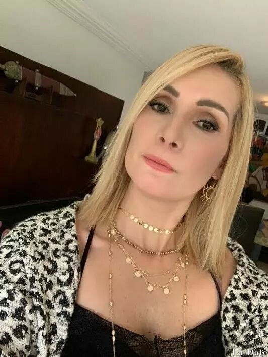 Juliana Profile image 6