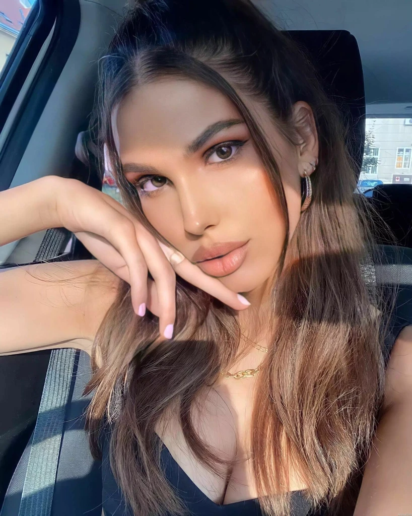 Elena Profile image 5