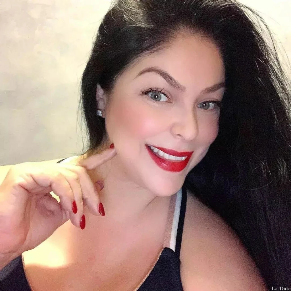 Paola Profile image 6