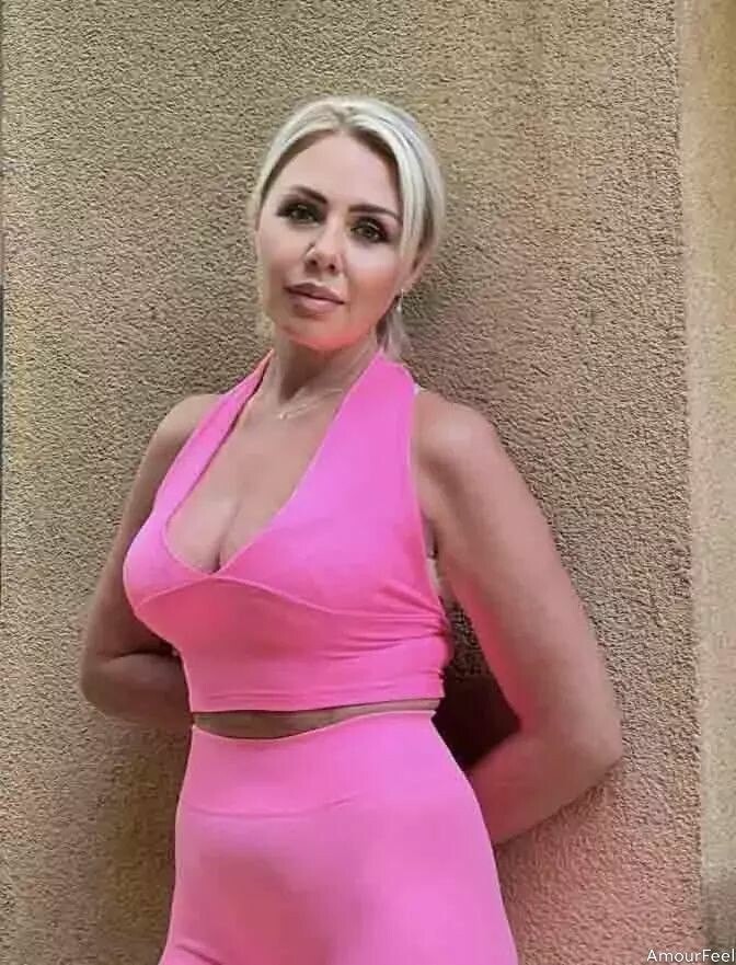 Julia Profile image 4