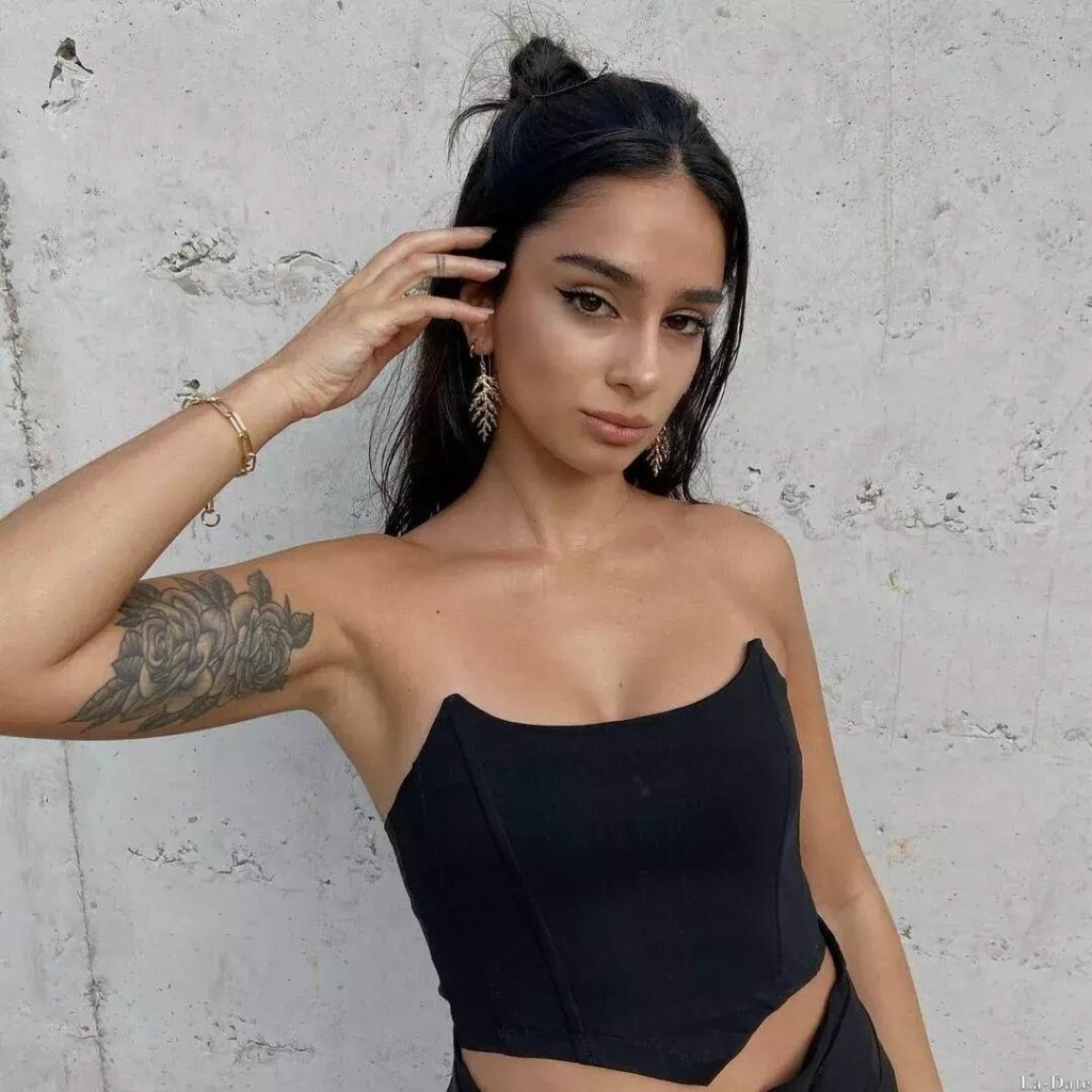 Linda Profile image 6